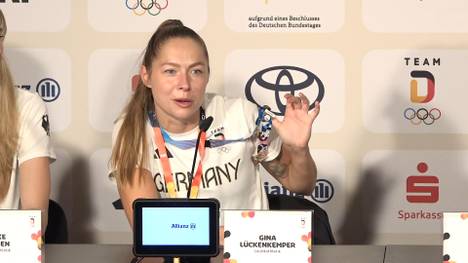 Die deutsche Sprinterin Gina Lückenkemper wird auf das "Pin-Game" im Olympischen Dorf angesprochen und präsentiert stolz ihre Sammlung.