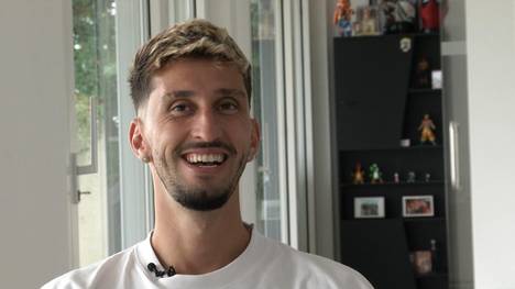 Atakan Karazor ist der neue Kapitän des VfB Stuttgart. Im exklusiven SPORT1-Interview spricht er unter anderem über seinen Verbleib beim VfB und seine Kapitänsrolle.