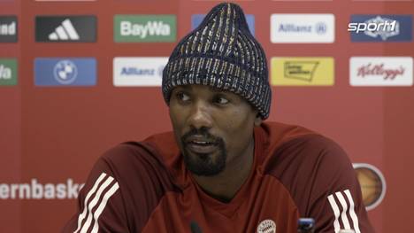 Bayern-Forward Serge Ibaka vergleicht auf der Pressekonferenz das Spielniveau der NBA mit dem europäischen. 