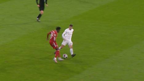 Arrogant oder genial? Bayerns Alphonso Davies strotzt im DFB-Pokal nur so vor Spielwitz. Gegen Düren tunnelt er allein in einer Halbzeit fünf Gegenspieler.