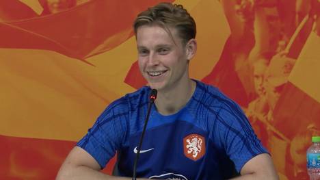 Frenkie de Jong wurde letzten Sommer mit einem Transfer zu Manchester United in Verbindung gebracht. Im niederländischen Teamcamp in Katar berichtet er von einem Gespräch mit einem Arbeitsmigranten.