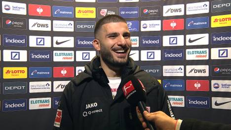 Stuttgarts Doppelpacker Deniz Undav gibt nach dem Sieg gegen Frankfurt ein erfrischendes Interview. Als er auf einen neuen Rekord angesprochen wird, beweist der Angreifer seine Schlagfertigkeit.