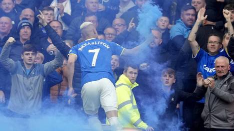 In der Premier League kam es am Sonntag beim Spiel zwischen Everton und dem FC Chelsea zu einer kuriosen Szene: Als Richarlison sein Siegtor zum 1:0-Erfolg bejubelte, kam ein Feuerwerkskörper aus dem Publikum in seine Richtung geflogen. 