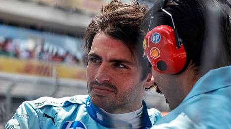 Ferrari-Pilot Carlos Sainz kassiert nachträglich eine Strafe. Der Spanier rutscht damit auf den fünften Platz zurück.