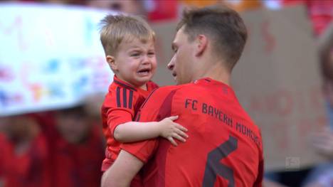 Nach dem letzten Bundesliga-Heimspiel der Saison dreht der FC Bayern München eine Ehrenrunde in der Allianz Arena. Die meisten genießen die Stimmung, nur bei einem kullern die Tränen.