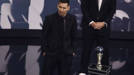 Lionel Messi spricht bei seinem Sieg bei der FIFA-Weltfußballerwahl und bedankt sich bei seinen Teamkollegen. 