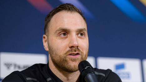 Andreas Wolff äußert sich in einer Medienrunde zu dem Biss-Eklat bei der Handball-WM. Dabei kann er sich einen kleinen Schmunzler nicht verkneifen.