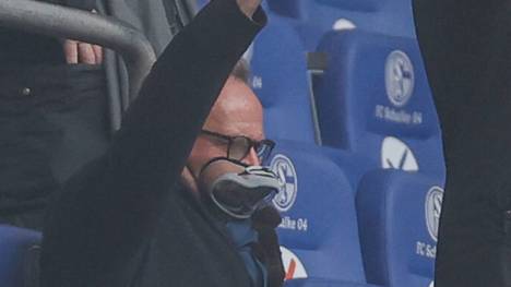 Gegen Schalke sorgt Bayern-Boss Rummenigge mit einer ungewöhnlichen Corona-Maske für Aufsehen. 