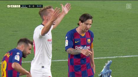 Der FC Barcelona lässt im Topspiel gegen den FC Sevilla zwei Punkte liegen - kann aber von Glück sagen, dass Superstar Lionel Messi nicht mit Rot vom Platz muss.