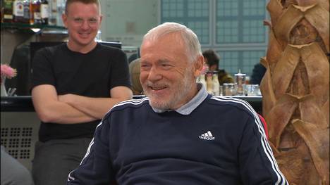 Trainer-Legende Hermann Gerland erzählt in der Runde vom STAHLWERK Doppelpass eine witzige Anekdote von seiner Schwiegermutter und Thomas Müller.