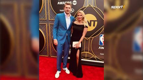 NBA-Superstar Luka Doncic hat sich in seinem Urlaub mit seiner langjährigen Freundin Anamarie Goltes verlobt. 
