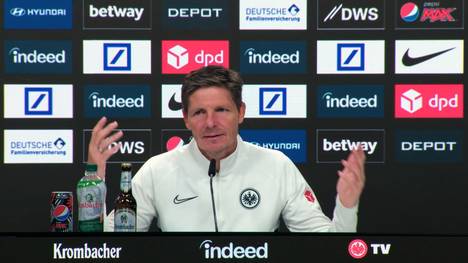 Oliver Glasner scherzt auf der Pressekonferenz über die Heimschwäche von Eintracht Frankfurt. Er schlägt vor das Stadion mit Union Fans zu füllen, weil man auswärts besser spielt als im heimischen Deutsche Bank Park.