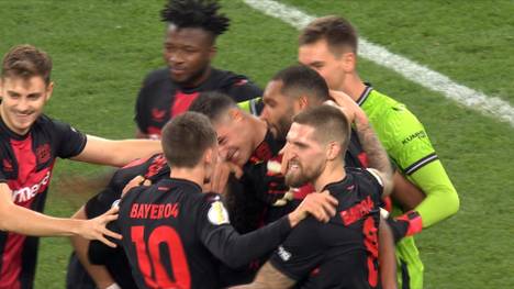 Bayer Leverkusen wahrt den Traum vom Triple. In einem wahren Offensivspektakel beweist Bayer gegen die Schwaben im DFB-Pokal Comeback-Qualitäten und steht im Halbfinale.