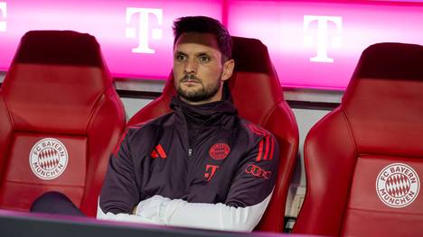 Sven Ulreich leistet sich beim 1:1 des FC Bayern gegen Leverkusen einen verbalen Aussetzer. Hörbar beleidigte er Leverkusens Sportchef Simon Rolfes als "W****er". Muss Ulreich bestraft werden? 