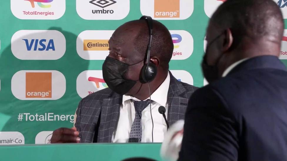 Bei der Partie Tunesien gegen Mali beim AFCON-Turnier, unterlief dem Schiedsrichter ein peinlicher Fehler und pfiff zu früh ab. Trainer Mohamed Magassouba musste während der Pressekonferenz zurück aufs Spielfeld.