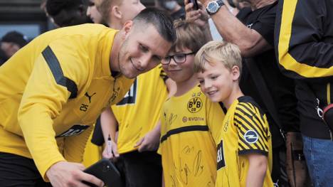 Der BVB ist mit einem öffentlichen Training offiziell in die neue Saison gestartet. Auch mit an Board waren die Neuzugänge. Vor allem Niklas Süle blühte besonders auf.