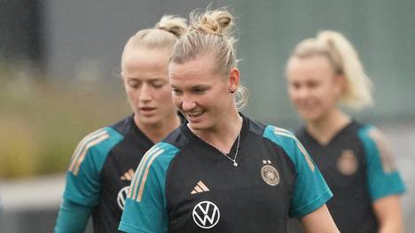 Die deutschen Fußballerinnen kämpfen vor dem Olympia-Showdown mit den Witterungsbedingungen an der Ostsee. Die DFB-Frauen finden bei Hansa Rostock Unterschlupf