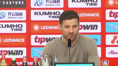 Jonas Hofmann saß zuletzt bei Leverkusen häufig auf der Bank. Trainer Xabi Alonso erklärt die Gründe dafür und auf der anderen Seite, warum Florian Wirtz unverzichtbar für die Werkself ist.