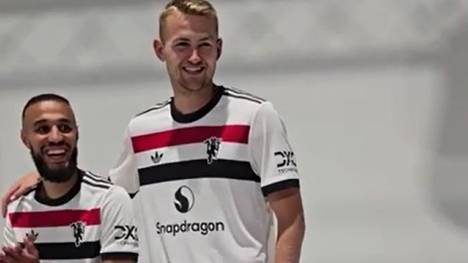 Der Doppel-Transfer von Manchester United zum FC Bayern ist perfekt. Matthijs de Ligt und Noussair Mazraoui wechseln zu den Red Devils. Ersterer wird beim Fotoshooting überrascht.