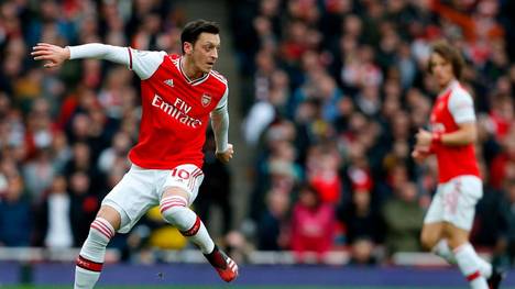 Der FC Arsenal veröffentlicht in den sozialen Netzwerken ein Mannschaftsfoto mit dem aus dem Kader gestrichenen Mesut Özil. 