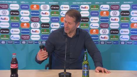 Für Österreich bedeutet das Erreichen des Achtelfinals Historisches. Trainer Franco Foda stößt auf der Pressekonferenz nach dem Spiel mit einer Cola an.