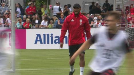 Beim Training des FC Bayern München am Tegernsee fällt auf, was für eine Art von Trainer Vincent Kompany ist.