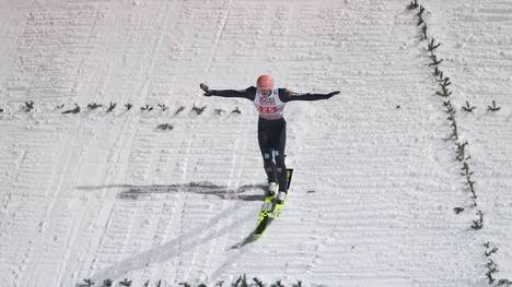 Karl Geiger bläst beim letzten Springen der Vierschanzentournee in Bischofshofen zur Aufholjagd auf den Titel und packt das Podest. Doch Kamil Stoch bleibt übermächtig.