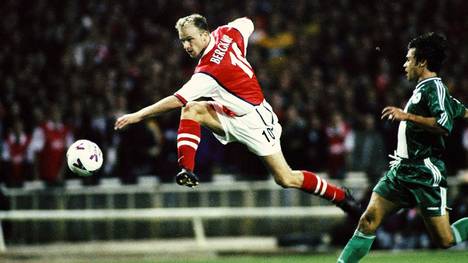 Dennis Bergkamp ist eine Ajax- und Arsenal-Legende, "The Iceman", „Der nicht-fliegende Holländer“, wie er wegen seiner großen Flugangst genannt wurde, bekannt für unzählige Traumtore und einer der besten niederländischen Fußballer aller Zeiten.