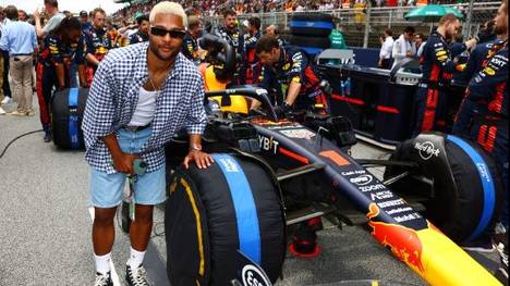 Nach der langen Saison sind die meisten Fußballstars im Urlaub. FCB-Kicker Serge Gnabry stattete der Formel 1 einen Besuch ab. 