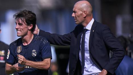 Der im Winter von Real Madrid zum FC Bayern gekommene Álvaro Odriozola denkt offenbar schon an eine Rückkehr nach Madrid. Für Real-Trainer Zinedine Zidane hat er nur lobende Worte übrig. 
