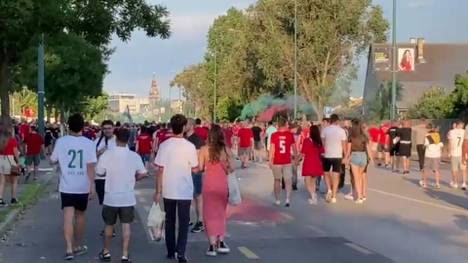 Vor dem Nations-League-Spiel Ungarn gegen Deutschland sind die Fans bereits voller Vorfreude. Zu Tausenden strömen sie Richtung Stadion.