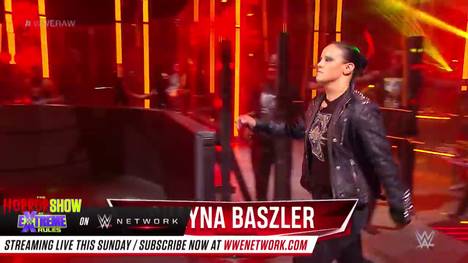 Ronda Rouseys Weggefährtin Shayna Baszler war zwei Monate nicht bei WWE zu sehen. Bei Monday Night RAW kehrt sie zurück - und räumt auf.