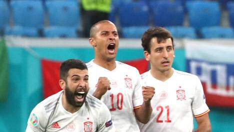 Thiago Alcantara wird für seine aufmunternde Geste für einen Gegenspieler nach dem Halbfinaleinzug der Spanier gegen die Schweiz gefeiert. 