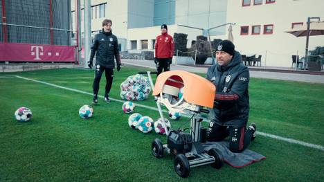 In der Doku "FC Bayern - Behind The Legend" trainiert Hansi Flick seine Stürmer mit einer sich eigens zugelegten Flankenmaschine. Die Dokumentation gibt es ab 2. November exklusiv bei Prime Video.