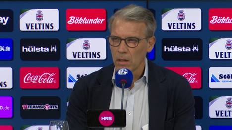 Nach dem Aus von Schalke-Trainer Thomas Reis fragt ein Journalist, warum die Entscheidungsträger so lange am Coach festgehalten haben. Sportvorstand Peter Knäbel reagiert gereizt.