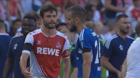 Jonas Hector sorgt zum Bundesliga-Start für eine Fair-Play-Geste. Nach einem harten Foul von Drexler und der daraus resultierenden Roten karten für den Schalker, versucht Kölns Kapitän zu trösten.