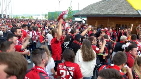 Union Berlin gewinnt 4:1 beim SC Freiburg. Der Stimmung tut das im Breisgau keinen Abbruch. Arm in Arm feiern Fans der beiden Lager die Qualifikation für den europäischen Wettbewerb.