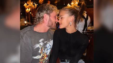 WWE-Star und YouTuber Logan Paul hat um die Hand seiner Model-Freundin Nina Agdal angehalten. Trotz eines kleinen Missgeschicks gab das Paar ihre Verlobung bekannt.