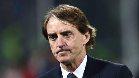 Nach dem unrühmlichem Verpassen der WM-Endrunde durch Fußball-Europameister Italien will Nationaltrainer Roberto Mancini doch weitermachen.