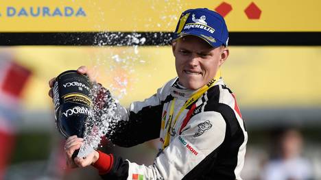 Ott Tänak triumphiert bei WRC-Restart. Der Weltmeister aus dem vergangenen Jahr konnte beim Heimspiel in Estland den Sieg einfahren.