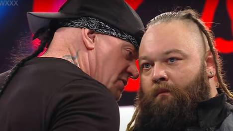 Zum 30. Geburtstag der WWE-Show RAW gibt sich der legendäre Undertaker die Ehre. Eine spannungsreiche Begegnung mit Bray Wyatt endet mit einem mysteriösen Einflüsterung.