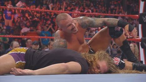 Bei WWE Monday Night RAW entscheidet Riddle mit einer tollkühnen Attacke auf 2,20-Meter-Mann Omos das Match von Randy Orton gegen AJ Styles. Orton zeigt sich hinterher aber nur scheinbar dankbar.