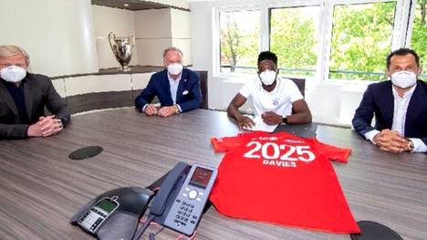 Der FC Bayern hat den Vertrag mit Alphonso Davies vorzeitig um zwei Jahre bis 2025 verlängert. 