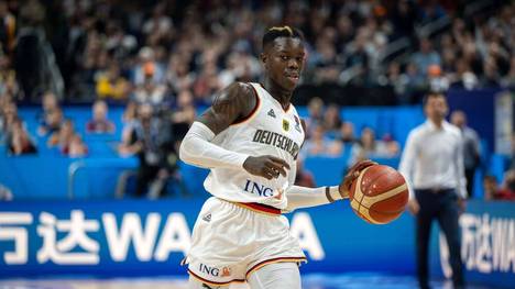 Dennis Schröder trainiert erstmal mit den Los Angeles Lakers. Bei seiner Rückkehr nutzt er die Chance um Klartext über ein vermeintliches Millionen-Dollar-Angebot in 2021 zu sprechen.  