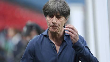 Olaf Thon nimmt mit seiner Kritik an Joachim Löw bei EM Aktuell kein Blatt vor den Mund. Der Weltmeister von 1990 ist sich sicher, Löw hätte schon 2018 als Bundestrainer aufhören sollen.