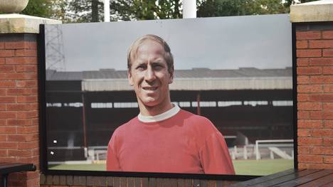Die Legende von Manchester United und England, Bobby Charlton, ist im Alter von 86 Jahren gestorben. Der Weltmeister von 1966 gab sein Debüt im Jahr 1956 und spielte danach über 750 Mal für die Red Devils.