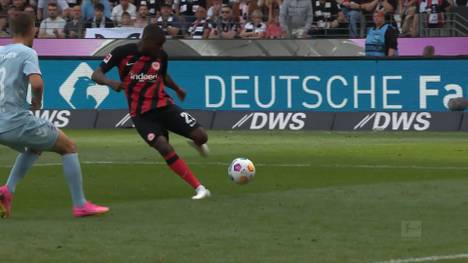 Im ersten Spiel nach dem Zoff-Abgang von Randal Kolo Muani tut sich Eintracht Frankfurt gegen Köln lange schwer. Als schon alles nach einer Pleite aussieht, schlägt ein Neuzugang bei seinem Debüt direkt zu.