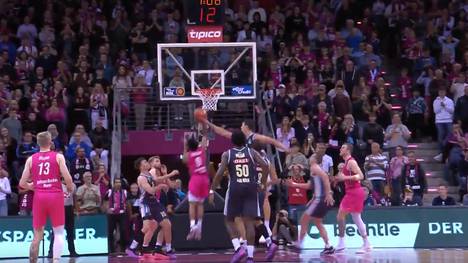 Die Highlights der Partie VTelekom Baskets Bonn - ALBA BERLIN aus der Basketball-Bundesliga im Video.