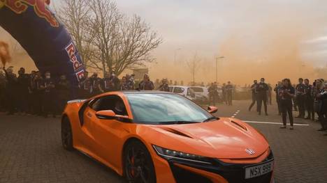 Der frischgebackene Formel 1 Weltmeister Max Verstappen wird auf dem Weg zum Red-Bull-Sitz in Milton Keynes von seinen Fans mit einer Oranje-Party bejubelt und begleitet. 