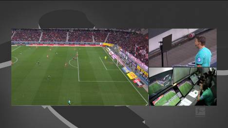 Felix Brych zeigt im STAHLWERK Doppelpass, wie die Kommunikation zwischen VAR und Schiedsrichtern in der Bundesliga funktioniert. 